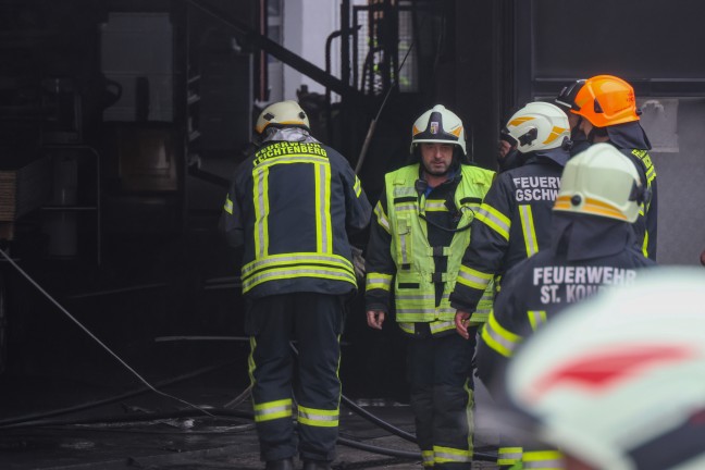 Neun Feuerwehren: Grerer Brand in einem Tischlereibetrieb in Kirchham