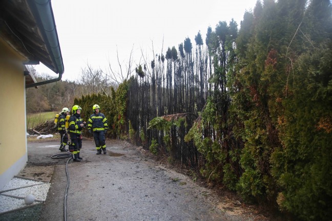 Gemeldeter Dachstuhlbrand in Oftering stellte sich als Heckenbrand heraus