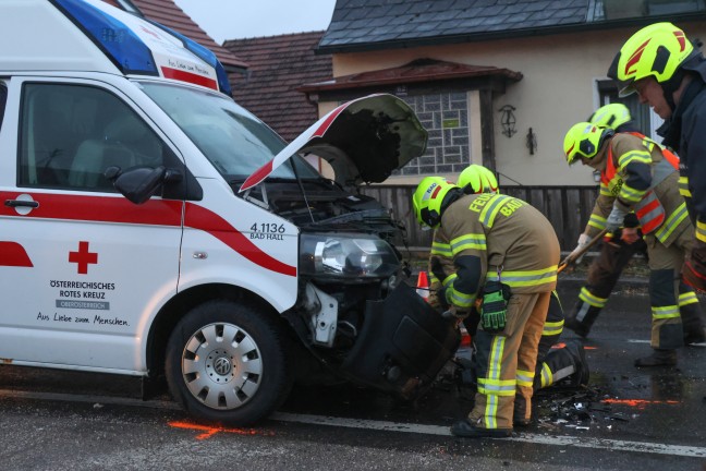 Drei Verletzte bei Frontalcrash zwischen Rettungsauto und PKW auf Voralpenstraße bei Bad Hall