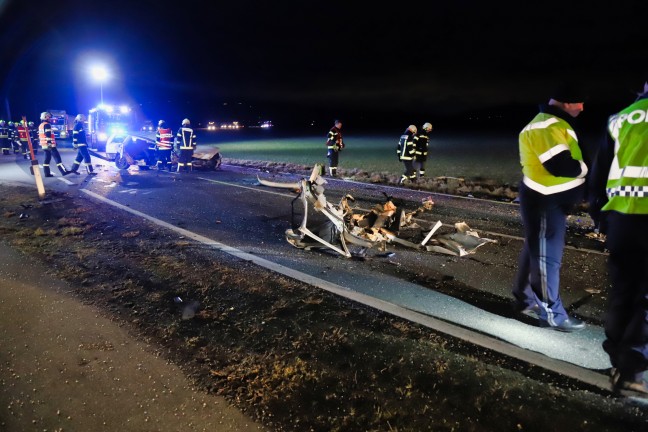 Zwei Verletzte bei schwerem Verkehrsunfall auf der Aschacher Strae in Walding