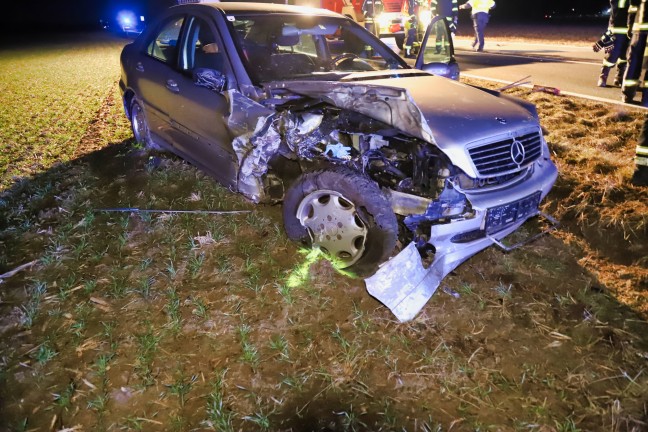 Zwei Verletzte bei schwerem Verkehrsunfall auf der Aschacher Strae in Walding