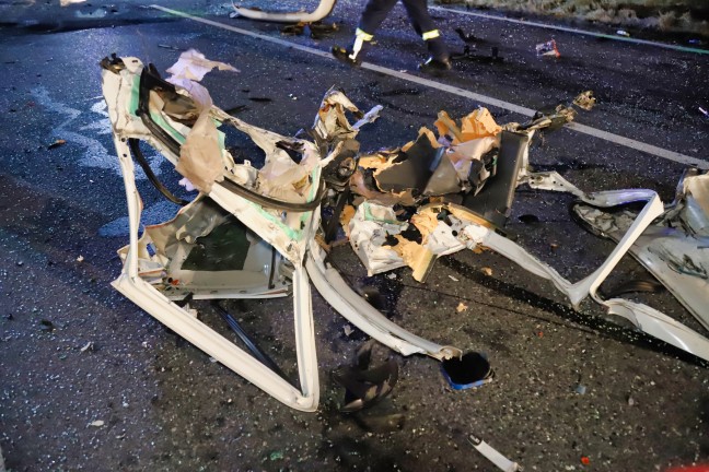 Zwei Verletzte bei schwerem Verkehrsunfall auf der Aschacher Strae in Walding