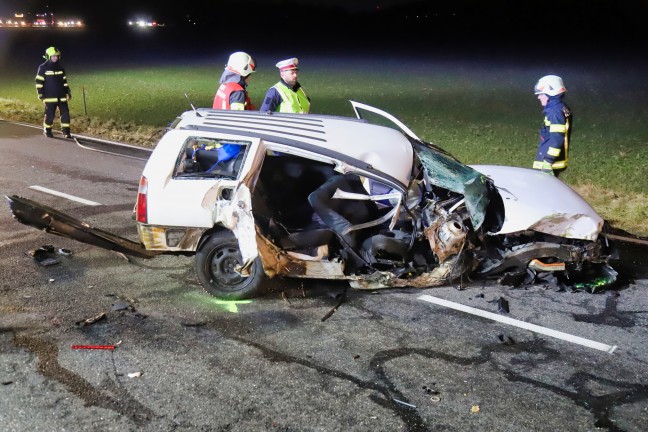 Zwei Verletzte bei schwerem Verkehrsunfall auf der Aschacher Strae in Walding