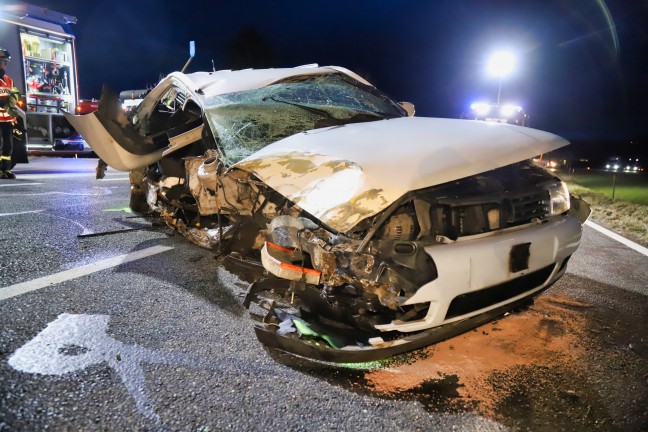 Zwei Verletzte bei schwerem Verkehrsunfall auf der Aschacher Strae in Walding