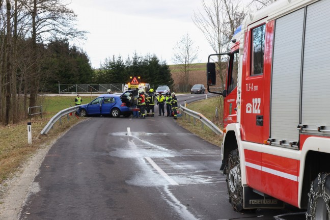 Auto bei folgenschwerem Verkehrsunfall in St. Willibald in entgegenkommendes Fahrzeug geschleudert