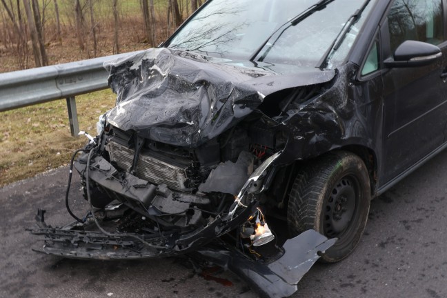 Auto bei folgenschwerem Verkehrsunfall in St. Willibald in entgegenkommendes Fahrzeug geschleudert