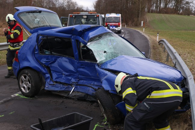 Auto bei folgenschwerem Verkehrsunfall in St. Willibald in entgegenkommendes Fahrzeug geschleudert