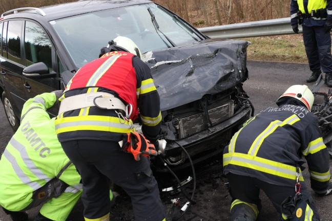 Auto bei folgenschwerem Verkehrsunfall in St. Willibald in entgegenkommendes Fahrzeug geschleudert