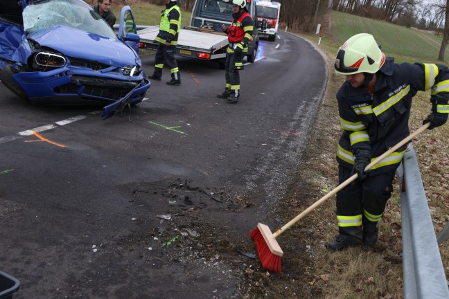 Auto bei folgenschwerem Verkehrsunfall in St. Willibald in entgegenkommendes Fahrzeug geschleudert