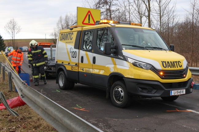 Auto bei folgenschwerem Verkehrsunfall in St. Willibald in entgegenkommendes Fahrzeug geschleudert