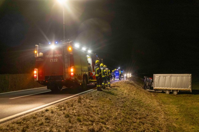 Auto samt Anhnger auf Lamprechtshausener Strae bei Neukirchen an der Enknach verunfallt