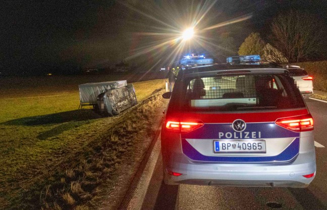 Auto samt Anhnger auf Lamprechtshausener Strae bei Neukirchen an der Enknach verunfallt