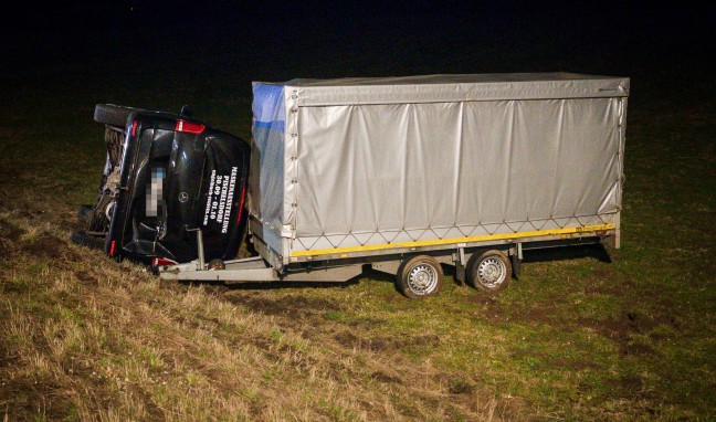 Auto samt Anhnger auf Lamprechtshausener Strae bei Neukirchen an der Enknach verunfallt