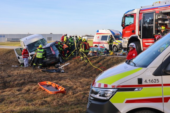 Verkeilte Unfallwracks: Drei teils Schwerverletzte bei Kollision auf Wiener Strae in Gunskirchen