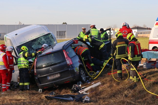 Verkeilte Unfallwracks: Drei teils Schwerverletzte bei Kollision auf Wiener Strae in Gunskirchen