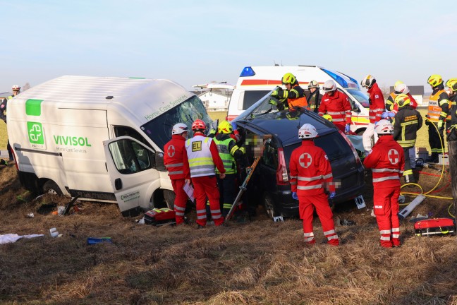 Verkeilte Unfallwracks: Drei teils Schwerverletzte bei Kollision auf Wiener Strae in Gunskirchen