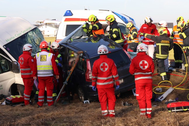 Verkeilte Unfallwracks: Drei teils Schwerverletzte bei Kollision auf Wiener Strae in Gunskirchen