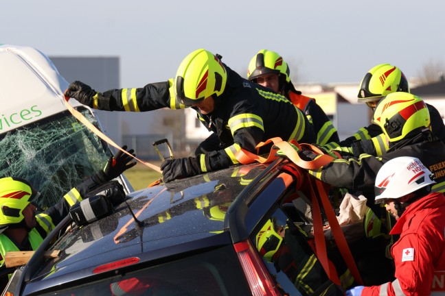 Verkeilte Unfallwracks: Drei teils Schwerverletzte bei Kollision auf Wiener Strae in Gunskirchen