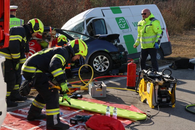 Verkeilte Unfallwracks: Drei teils Schwerverletzte bei Kollision auf Wiener Strae in Gunskirchen