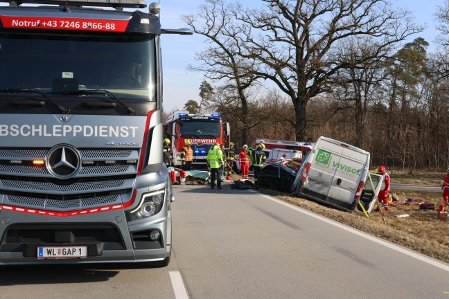 Verkeilte Unfallwracks: Drei teils Schwerverletzte bei Kollision auf Wiener Strae in Gunskirchen