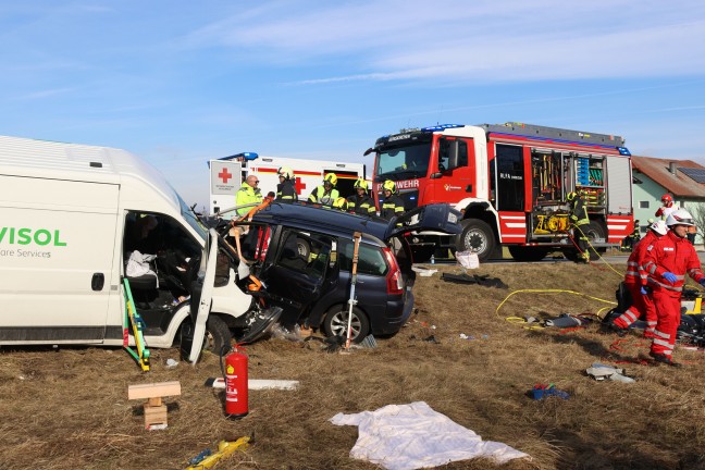 Verkeilte Unfallwracks: Drei teils Schwerverletzte bei Kollision auf Wiener Strae in Gunskirchen