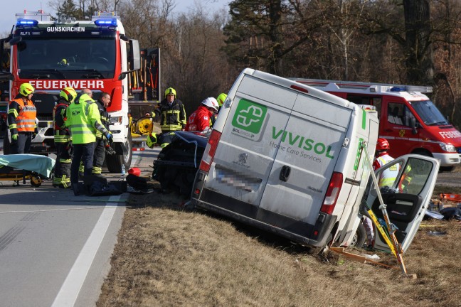 Verkeilte Unfallwracks: Drei teils Schwerverletzte bei Kollision auf Wiener Strae in Gunskirchen