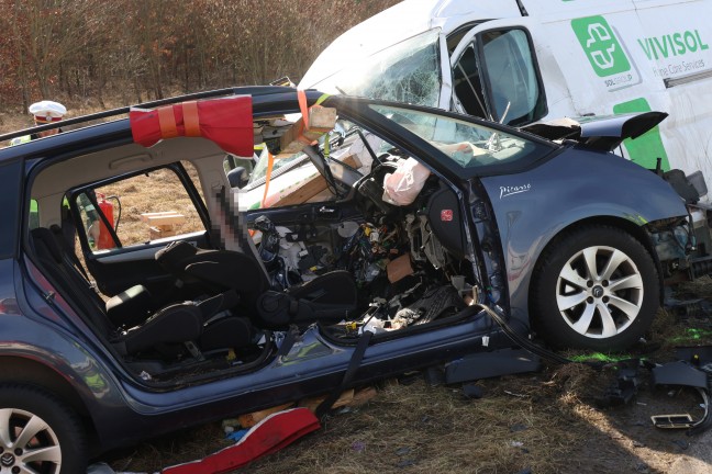 Verkeilte Unfallwracks: Drei teils Schwerverletzte bei Kollision auf Wiener Strae in Gunskirchen