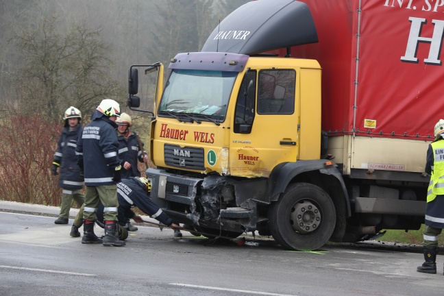 Schwerer Kreuzungscrash zwischen LKW und PKW in Geboltskirchen