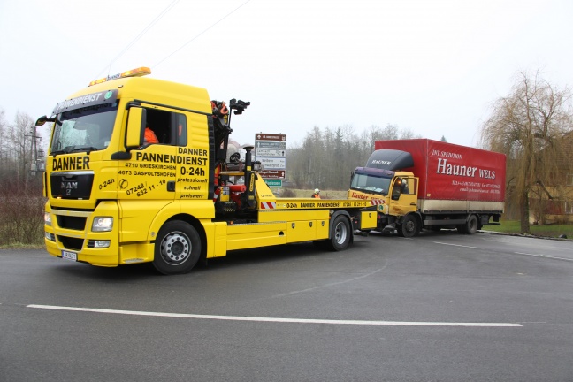 Schwerer Kreuzungscrash zwischen LKW und PKW in Geboltskirchen