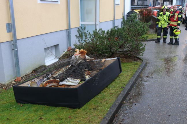 Neun Verletzte nach Zimmerbrand in einer Wohnung eines Mehrparteienwohnhauses in Altmünster