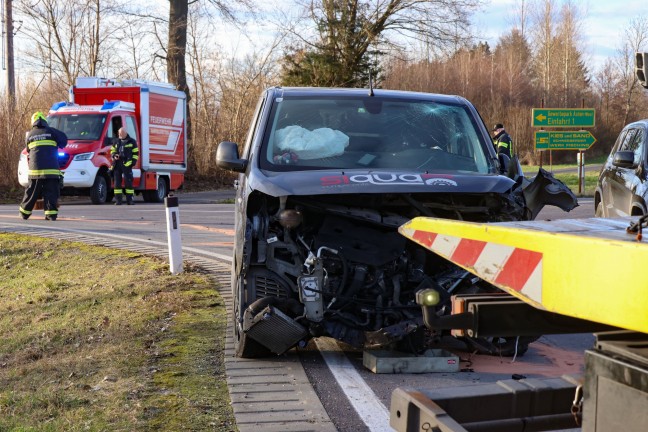 Kreuzungskollision zwischen drei PKW auf Wiener Strae bei Asten fordert zwei Verletzte