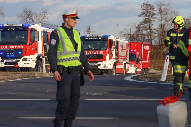 Kreuzungskollision zwischen drei PKW auf Wiener Strae bei Asten fordert zwei Verletzte