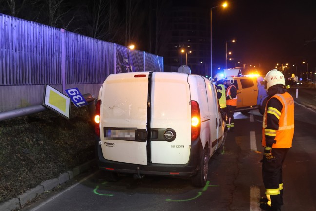 Kleintransporter rammte bei Unfall auf Kremstalstrae in Leonding Straenlaterne und Lrmschutzwand