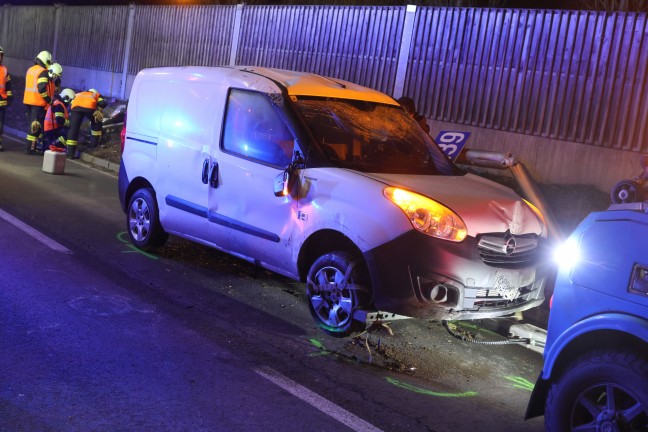 Kleintransporter rammte bei Unfall auf Kremstalstrae in Leonding Straenlaterne und Lrmschutzwand