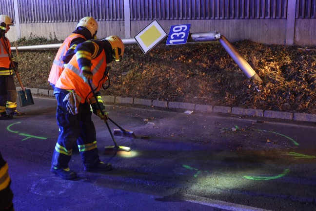 Kleintransporter rammte bei Unfall auf Kremstalstrae in Leonding Straenlaterne und Lrmschutzwand