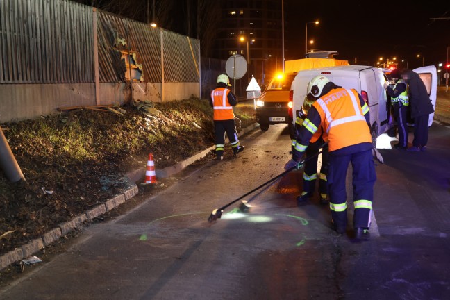 Kleintransporter rammte bei Unfall auf Kremstalstrae in Leonding Straenlaterne und Lrmschutzwand