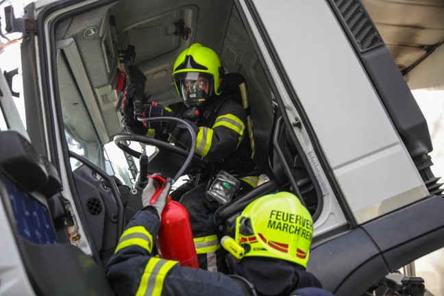 Kleinbrand in einer LKW-Fahrerkabine sorgte fr Einsatz zweier Feuerwehren in Marchtrenk