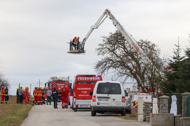 Vier Feuerwehren bei Rettung einer verletzten Person vom Dach eines Hauses in Pennewang im Einsatz