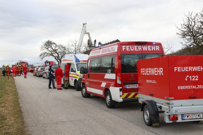 Vier Feuerwehren bei Rettung einer verletzten Person vom Dach eines Hauses in Pennewang im Einsatz