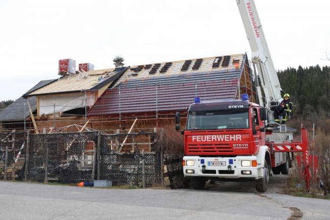 Vier Feuerwehren bei Rettung einer verletzten Person vom Dach eines Hauses in Pennewang im Einsatz