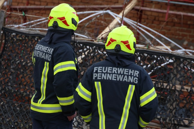 Vier Feuerwehren bei Rettung einer verletzten Person vom Dach eines Hauses in Pennewang im Einsatz