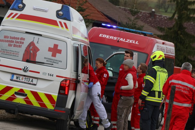 Vier Feuerwehren bei Rettung einer verletzten Person vom Dach eines Hauses in Pennewang im Einsatz