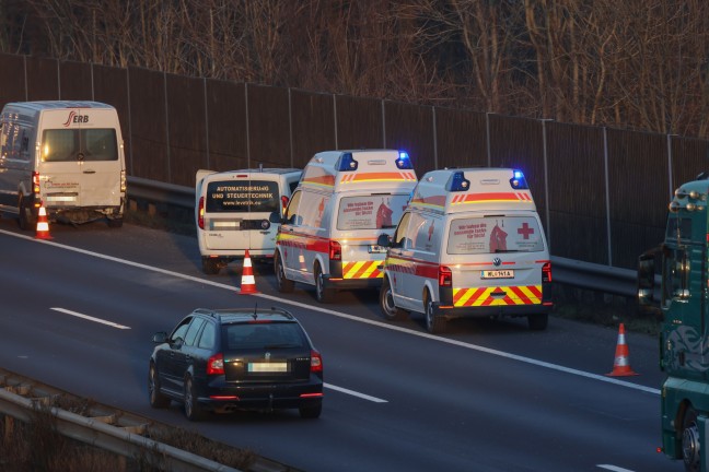 Verkehrsunfall im dichten Nachmittagsverkehr auf Welser Autobahn bei Weikirchen an der Traun