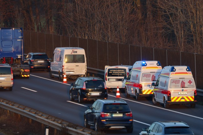 Verkehrsunfall im dichten Nachmittagsverkehr auf Welser Autobahn bei Weikirchen an der Traun