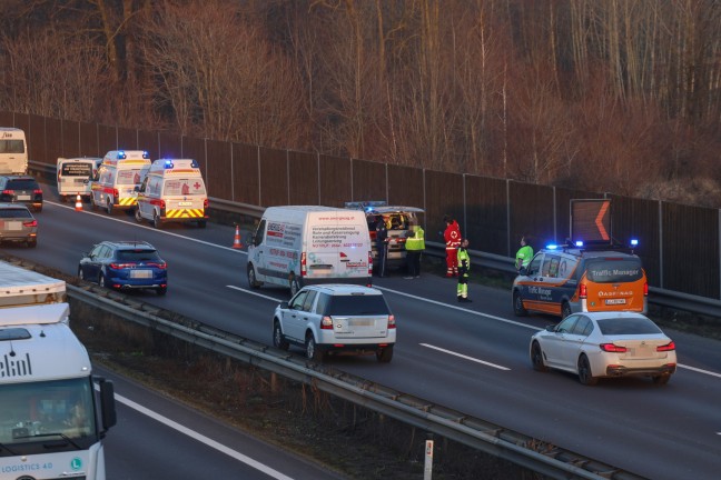Verkehrsunfall im dichten Nachmittagsverkehr auf Welser Autobahn bei Weikirchen an der Traun