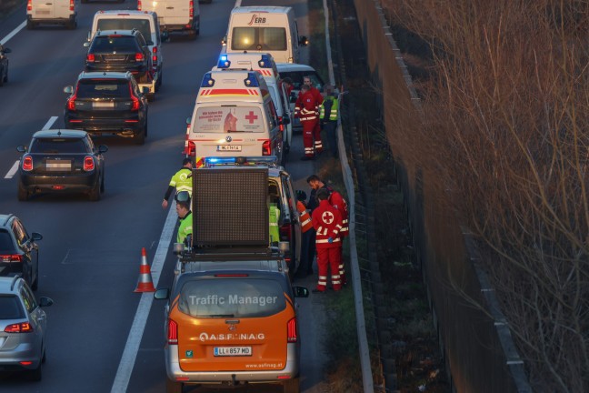 Verkehrsunfall im dichten Nachmittagsverkehr auf Welser Autobahn bei Weikirchen an der Traun