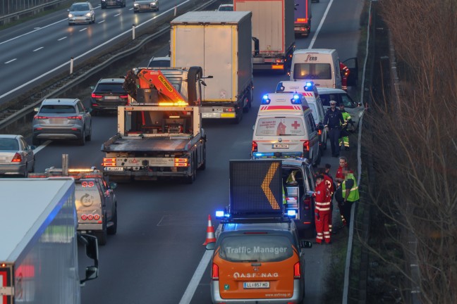 Verkehrsunfall im dichten Nachmittagsverkehr auf Welser Autobahn bei Weikirchen an der Traun
