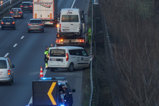 Verkehrsunfall im dichten Nachmittagsverkehr auf Welser Autobahn bei Weikirchen an der Traun