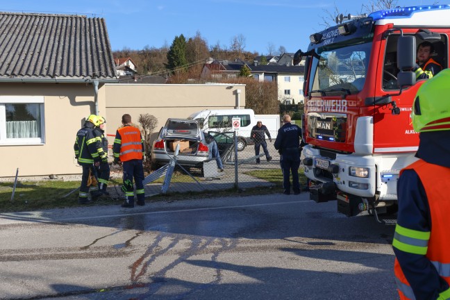 Auto bei Unfall in Alkoven gerade ber "T-Kreuzung" gegen Baum, Hauswand und Gartenzaun gefahren