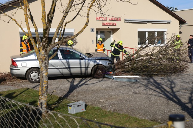 Auto bei Unfall in Alkoven gerade ber "T-Kreuzung" gegen Baum, Hauswand und Gartenzaun gefahren